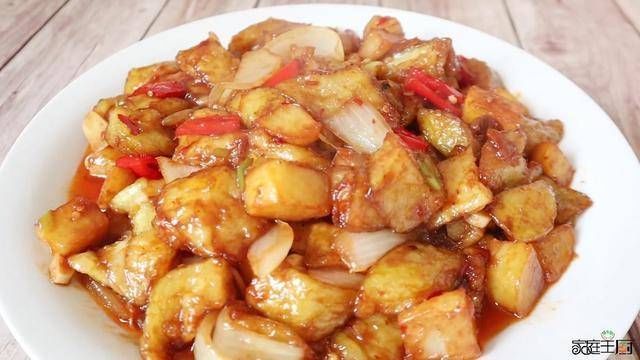 土豆和茄子别炖着吃了,教你新做法,比红烧肉还香,看着就流口水