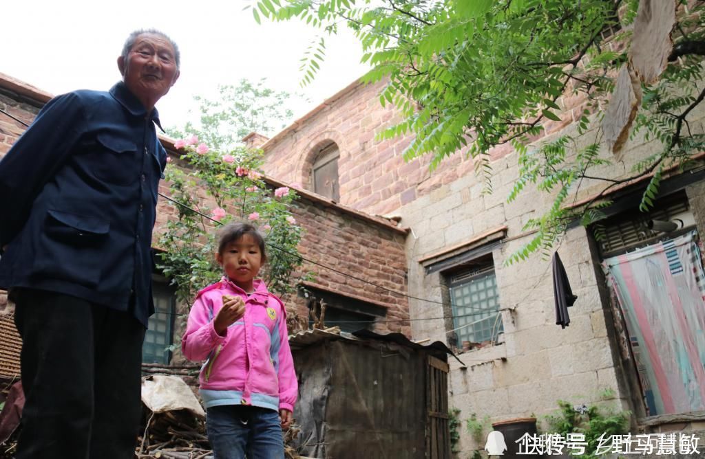 神仙|76岁老汉携老伴儿住在山巅，房屋距今200年，与世无争似神仙