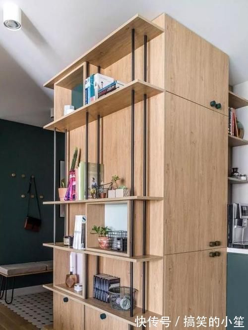 隔断|66㎡两居,以储物柜做隔断,以墨绿和原木配色,实用的文艺范儿