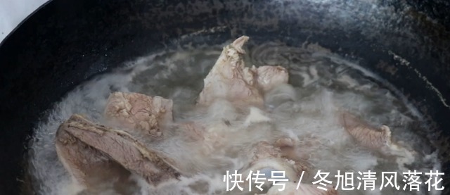 炖排骨汤时,最忌直接焯水,大厨教你多加2步,排骨不腥不柴!