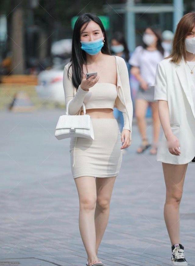 美背 全套衣服珍珠白搭配冷白小包包,气质动人,青春活力