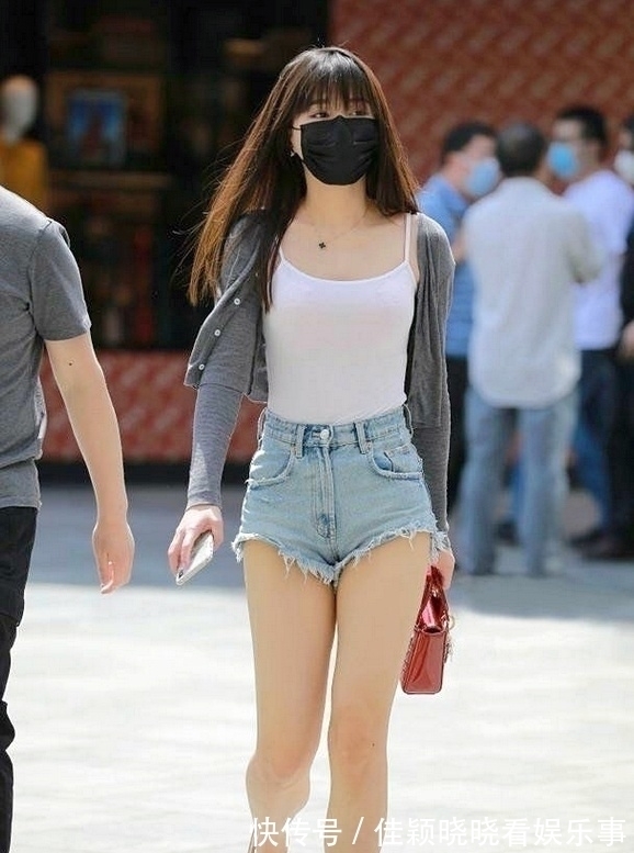 闲适感 现在的美女穿衣真大胆,不失闲适感,提升了活力感!