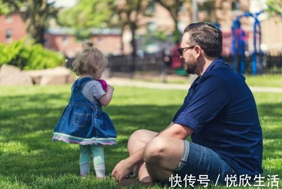 琪琪|爸爸带娃全程鼾声如雷,宝宝当面哭闹也叫不醒,网友:活着就好