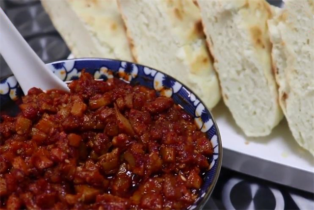 锅盔|教你做陕西特有的风味小吃锅盔馍,又圆又厚又好吃,实在太香了