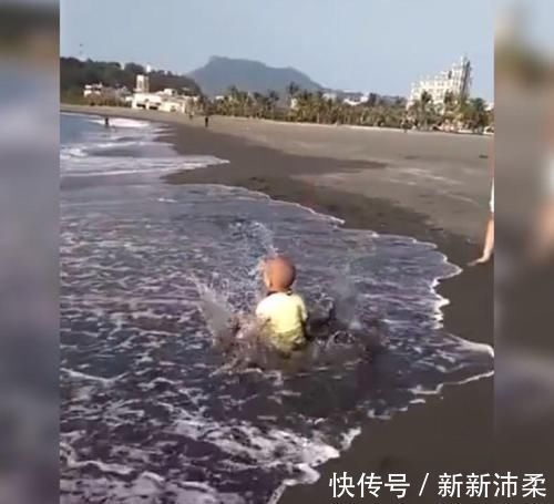 宝妈|“尿不湿”届大佬在海边玩耍火了,网友:这一坐是要吸干整个大海