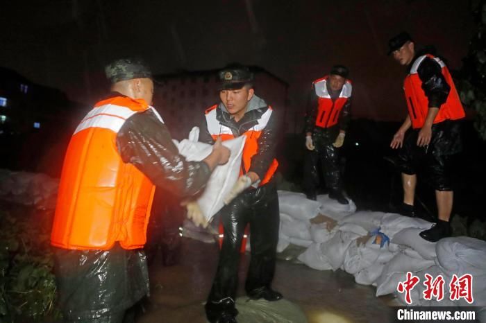 燃眉之急|台风过境引发居民区内涝 上海武警雨夜驰援解燃眉之急