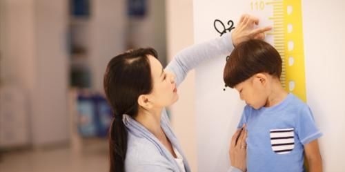 男孩|7岁男孩缺钙停止发育,身高仅1米,儿科医生怒斥:这2种食物别再纵容娃吃