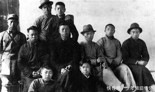 此人|此人被锁进了洞房,破门逃出闹革命,后成空军中将,最善打掩护!