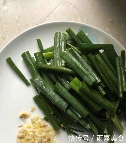 芹菜|豆干不直接炒着吃,加一把芹菜,比吃肉还香,上桌后汤汁都不剩