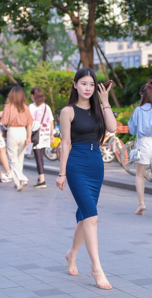 空气有点青草香\",\"i10\":\"今日头像 穿着迷人包臀裙的姑娘,走在街上很抢镜,美女笑的很甜美但也性感