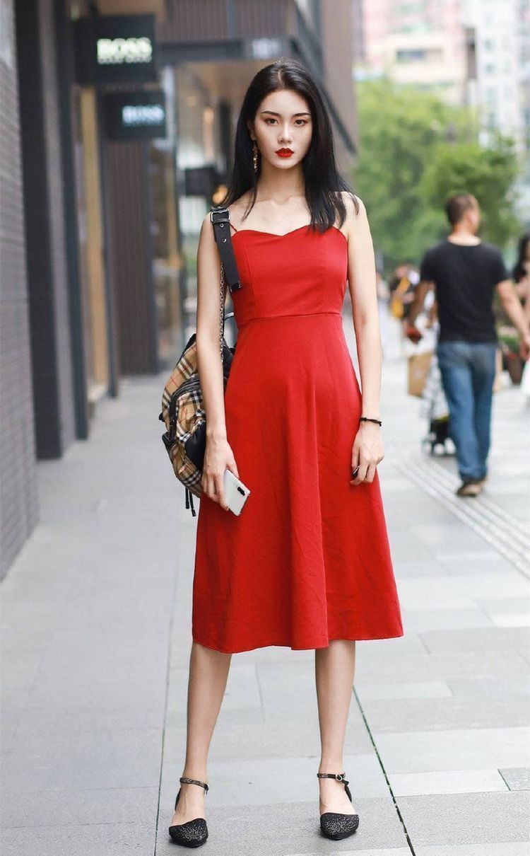 高跟鞋|街拍:长发美女身穿吊带长裙,脚踩透明高跟,背影美翻天