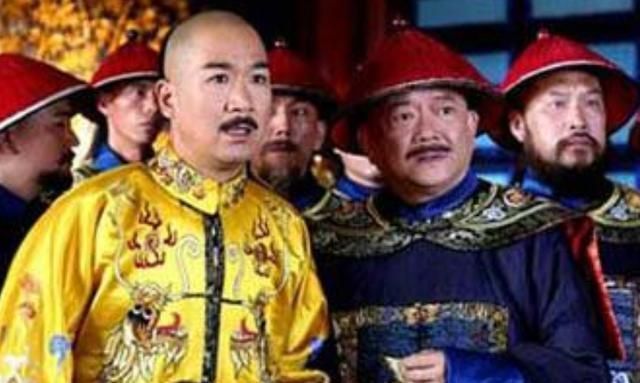 假装|47岁乾隆摔倒，众大臣假装看不见，八品小官扶起乾隆后结局如何？