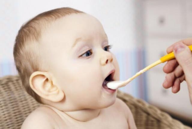 喝奶|宝宝开始吃辅食之后,辅食和奶的进食顺序别搞混,不然会影响健康