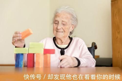 医生|3岁宝宝对妈妈的哭诉,让医生警觉,三个老年痴呆症细微变化浮出