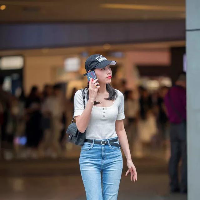 美女|街拍美女搭配一双黑色的简约高跟鞋，既美丽又大方