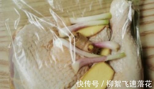 鸡肉别再炖汤了,教你1道“葱油鸡”,鸡肉嫩滑多汁,鲜香下饭!