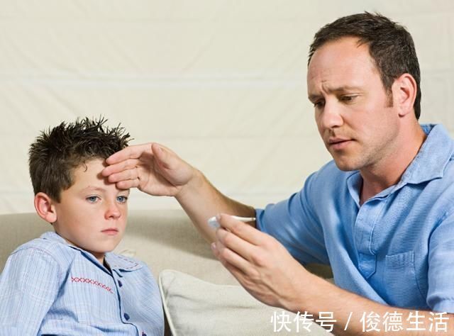 发烧|宝宝高烧39度8,宝妈用酒精降温?医生:烧再高也别用酒精