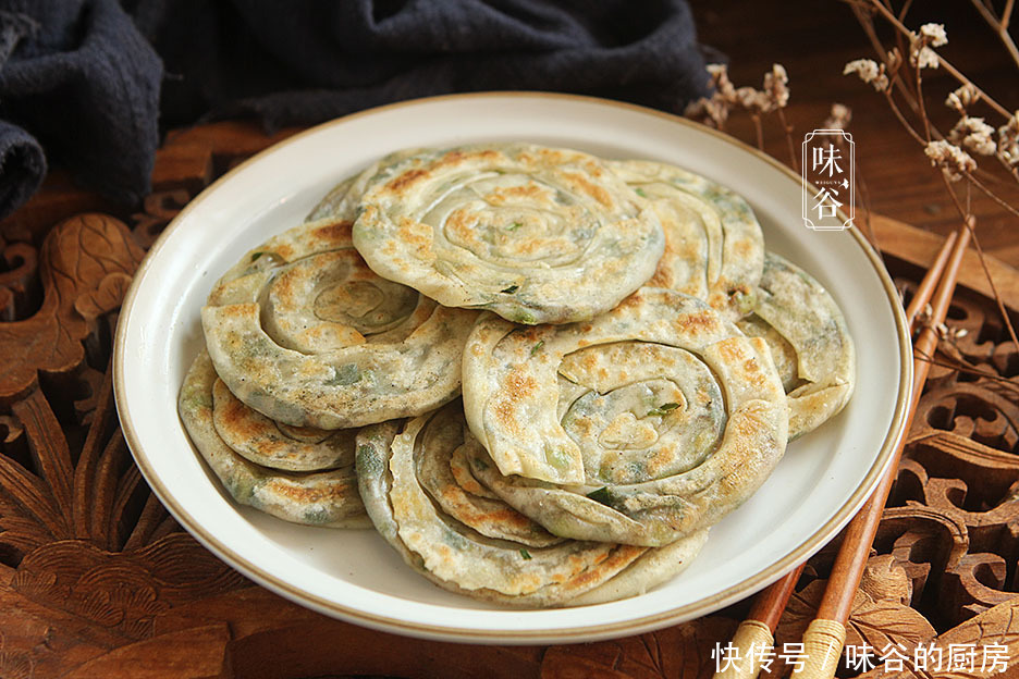  葱油饼|剩饺子皮新吃法，加上1把葱花，金黄酥脆，层次分明，好吃不浪费