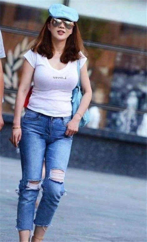 街拍：美女身材好就是这么自信，闺蜜的大长腿也十分吸睛