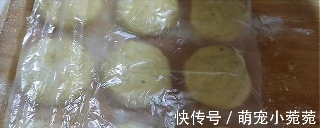 玉米面饼这样做，加多一种材料，口感丰富，吃着蓬松柔软，真香