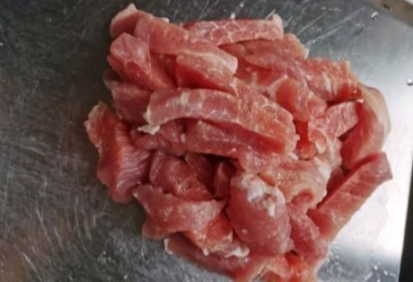 炸小酥肉,用淀粉糊还是面粉糊?大厨教我正确做法,香酥更鲜嫩