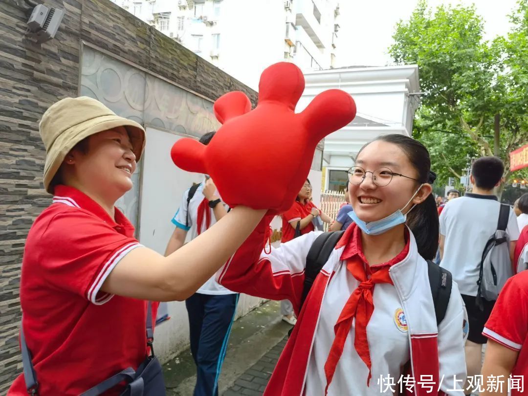 记者|有意思！送考团来了“新面孔”！记者现场直击上海中考