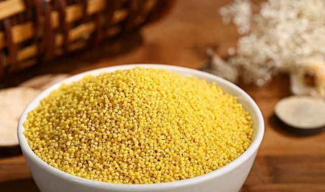 米油|煮小米粥时，直接煮就错了，煮之前多加一步，小米粥更容易出米油