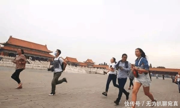 《千里江山图》与《清明上河图》哪一幅画得更逼真故宫之宝