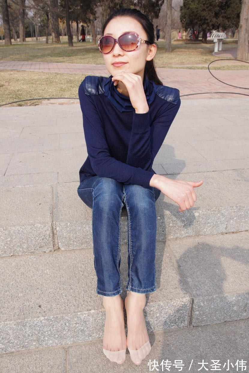 墨镜|美女街拍:墨镜牛仔裤美女