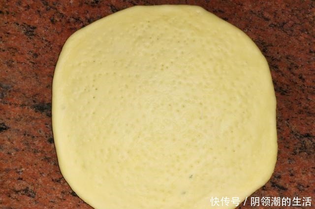 面团|在家做披萨，平底锅就可以，馅多料足，儿子说比外面买的还好吃