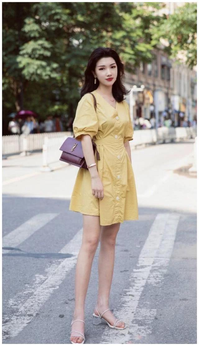 街头美女是时尚的带头人,不同穿搭展现不一样的魅力,性感又调皮