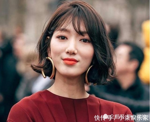 短发|女人过40岁后,尽量不要黑长直,试试4款时髦发型,洋气又减龄