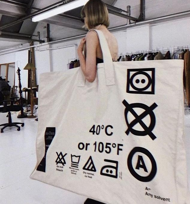 金属链 还在被小巧优雅的包包out了,今年的时尚圈,包包pk谁最大!