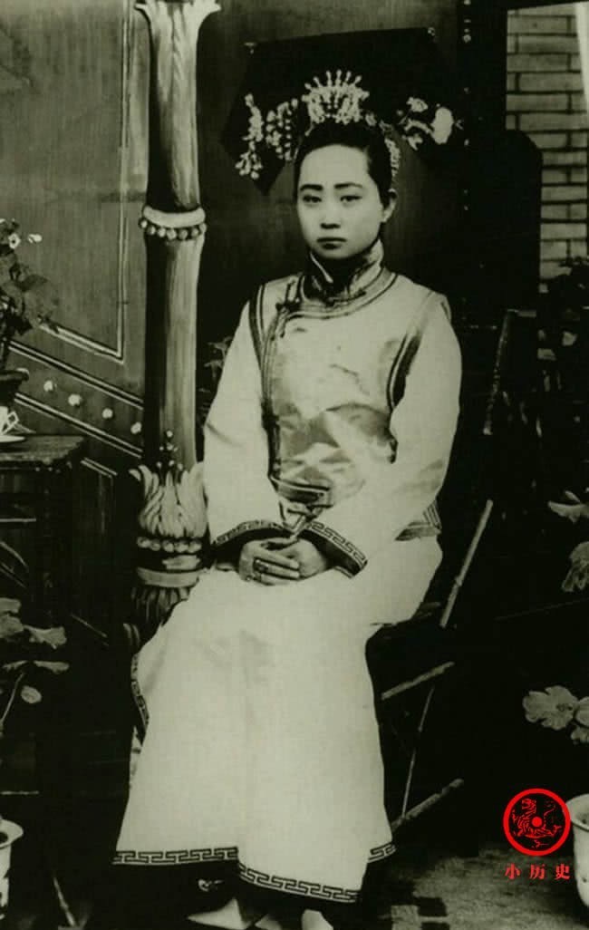 清末|清末民初王公贵族生活照:结婚礼服很精美,大臣肥头大耳