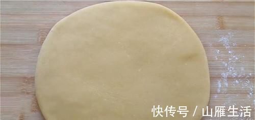 核桃酥这样做太好吃了,外面酥脆直掉渣,内里绵软又香甜,真过瘾