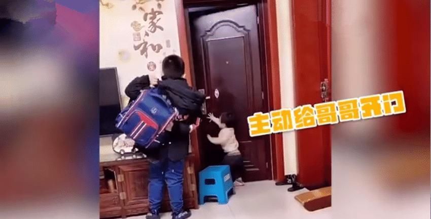 妹妹|为不让哥哥上学迟到，妹妹“操碎心”获高赞，网友：体贴又细心！