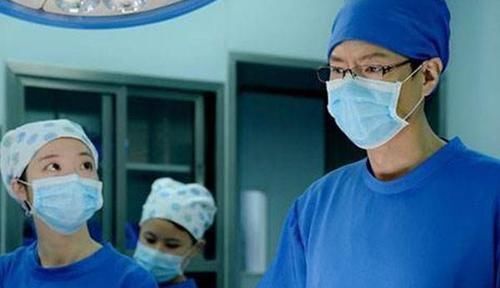 分娩|顺产遇上男护士“刮毛”,产妈想让丈夫来做,却遭医生一通痛批