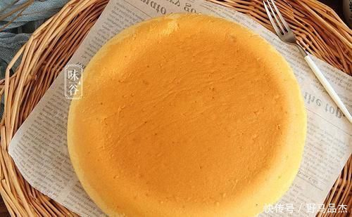 我们可以在家自己做,取4个鸡蛋,做出来的蛋糕不塌陷不回缩,细腻又松软