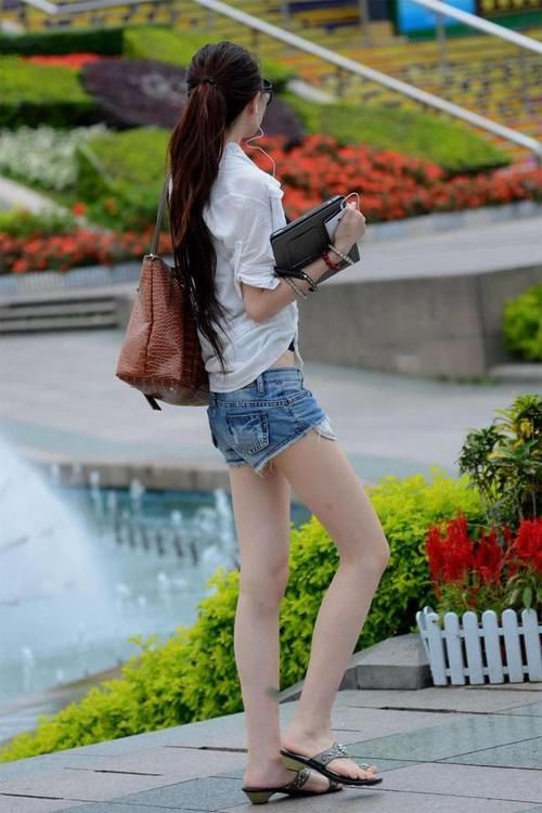 轻薄白色外套搭配黑色背心，简单经典