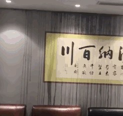 |搞笑GIF：妹子脱个衣服都这么的豪爽，一看就是性情中人啊