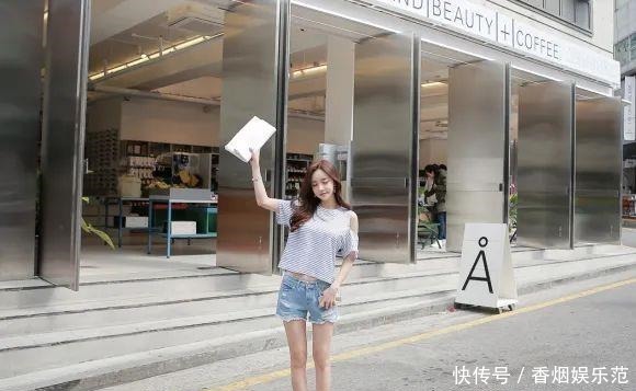 休闲|美女鉴赏:蓝条蝙蝠休闲款开肩轻快上衣