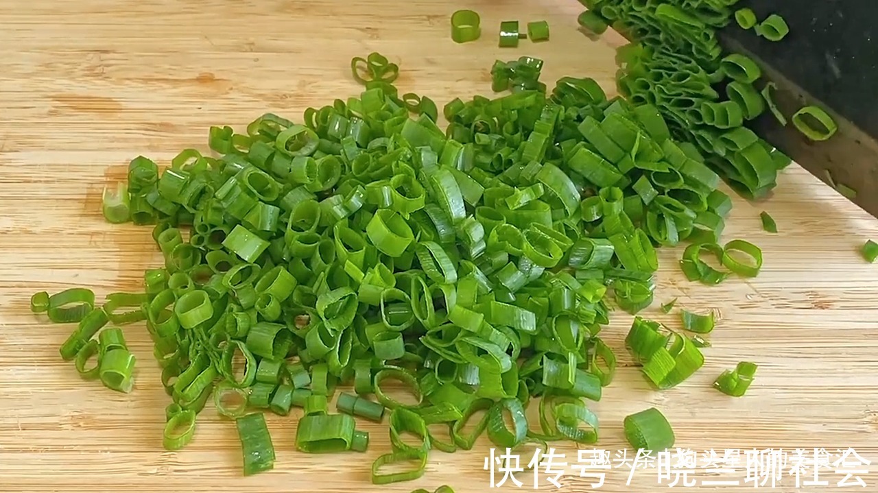 做法|葱油饼家常做法，记住关键3点，做的饼外酥里软，比早餐店的好吃