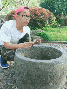 |搞笑GIF趣图:?我手机刚买没几天也不贵,也就一万八吧!