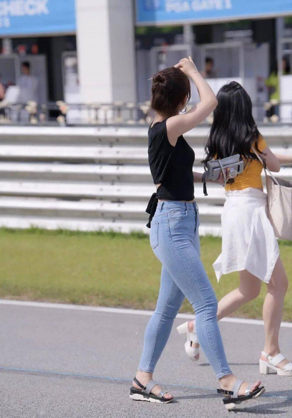 美女|美女街拍:牛仔裤千万别乱穿,随性洒脱的女生,最能穿出帅气利落的潮范