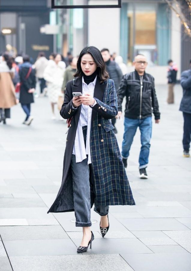简洁|街拍:身材高挑气质不凡的姐妹花,休闲装的搭配简洁又唯美