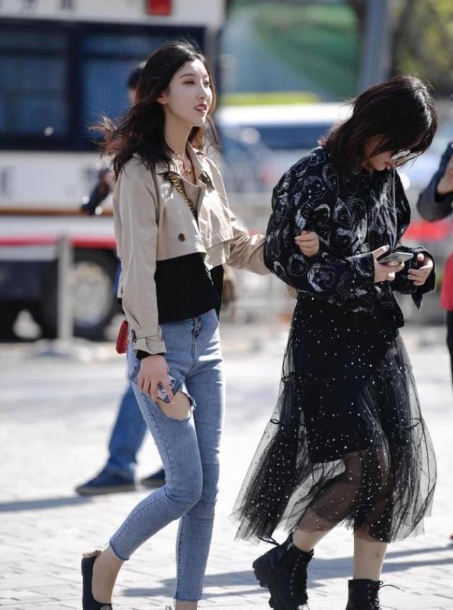 靓丽|美女街拍:小姐姐白色休闲T恤搭配黑色短裤,青春靓丽,活泼可爱