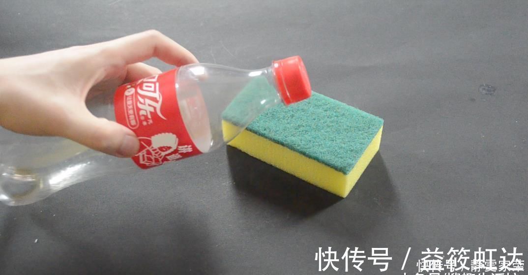 把塑料瓶粘在百洁布上, 放在厨房超实用, 解决了家家户户困扰的难题