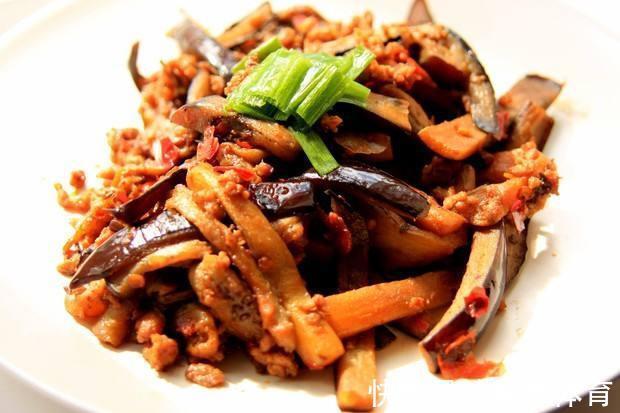 青辣椒|炒茄子时,别着急下锅,多加“这一步”,茄子不吸油还特别香