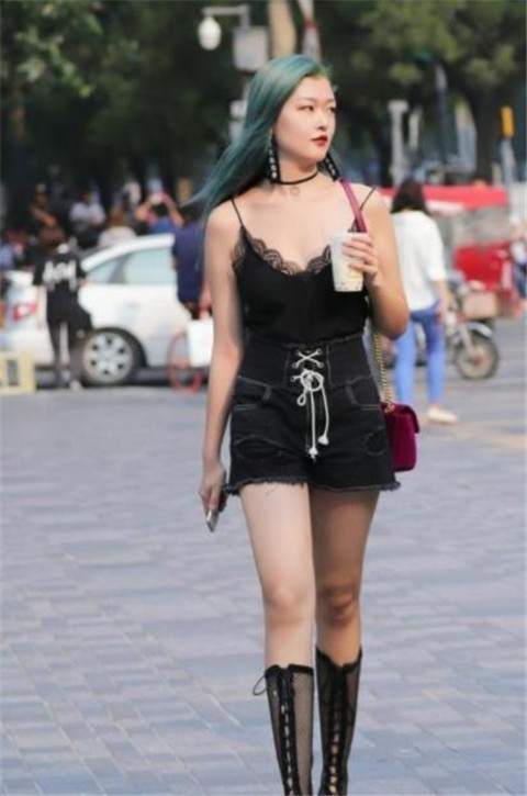 简约|街拍温文儒雅的小姐姐,简约而不简单,养眼又好看