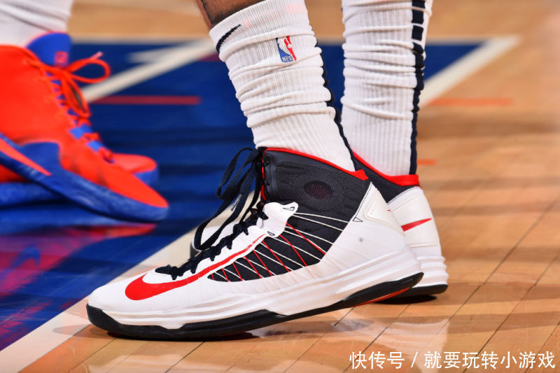 zoom 球鞋上脚回顾!詹姆斯上脚LeBron 7,莫兰特老人鞋“足力健”PG4